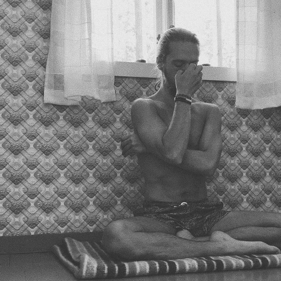 Jørn Andre doing Nadi Shodana pranayama, a cleansing hatha yoga breathworktechnique